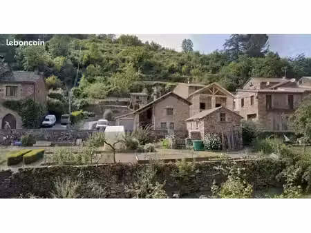 maisonnette dans hameau magnifique au bord de l’eau