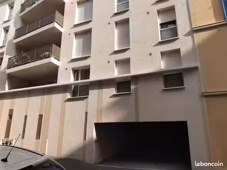 superbe place de parking sécurisée