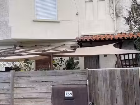 loue maison de ville 80 m2 à l'année avec petits jardins  proche centre ville