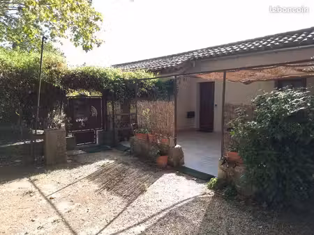 maison dans cour de ferme