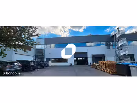 local d'activité 1 050 m²
