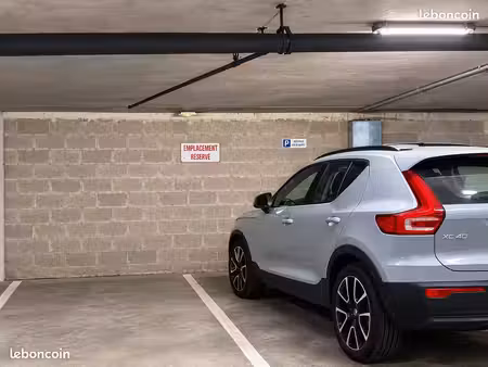 place de parking sécurisé dans le quartier de la défense à vendre dans immeuble bien entre