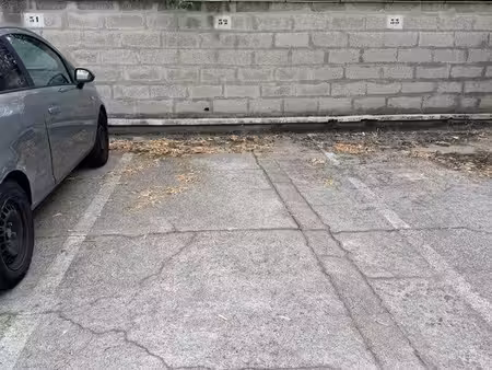 place de parking sécurisée – 15 m² – portail électrique