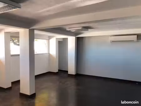 loue local professionnel en rez-de-chaussée à cayenne
