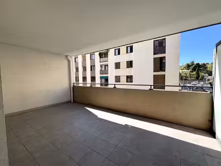 appartement t3 de 66 m2 avec vaste terrasse de 18 m2 et gara