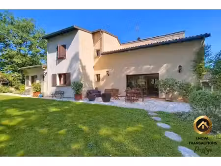 maison de 6 pièces de 272 m² avec piscine et parc de 7 227 m²
