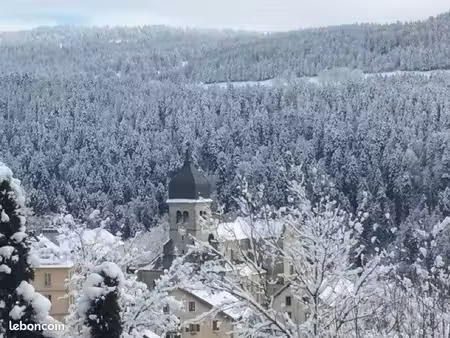 chalet de caractère rénové à jougne – 100 m² – terrain 1 000 m² – cadre verdoyant