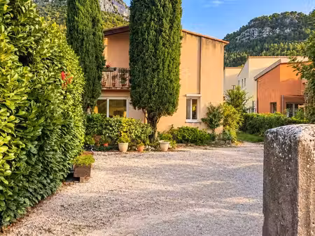 a louer .plein centre buis les baronnies .t4 100 m2 rez de jardin .3 chambres .terrasse .j