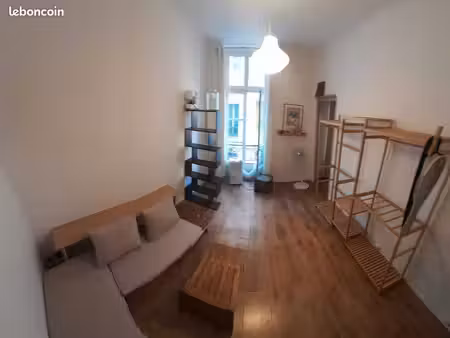 appartement 2 pièces donnant sur la place du marché