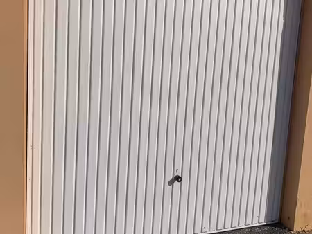 grand box / garage fermé à louer 22 m2