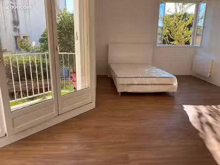 grand studio 33 m2 meuble + balcon