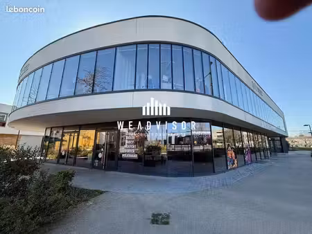 local commercial 458 m² tours