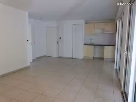 appartement t2 avec jardin et place de parking en sous-sol. proche du tram