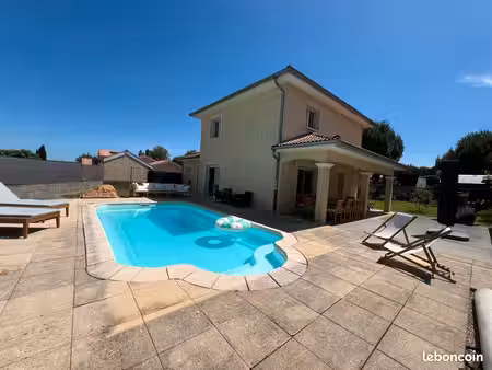 villa sur 2 niveaux+ garage + piscine + panneaux solaires