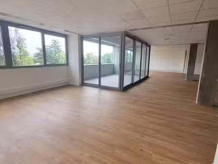 local professionnel avec loggia et parking