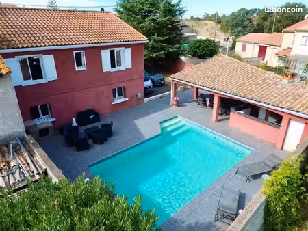villa 5 pièces avec piscine  garage  parking