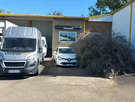 entrepôt et quais de transport 700m²