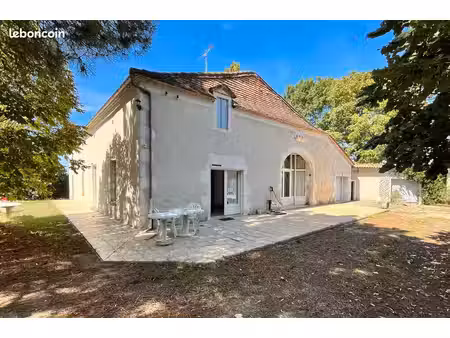 belle maison en pierre de 148m2 habitable  des grandes dépendances et parc arboré