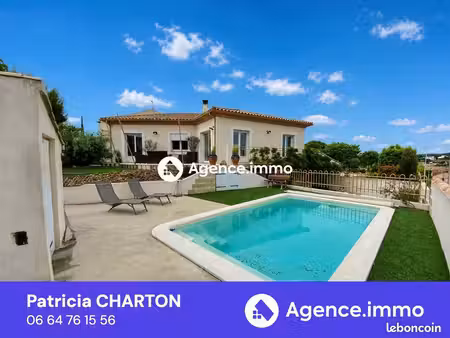 villa de plain-pied sur sous-sol avec piscine