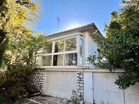 en campagne maison à rénover des années 70 avec double garage  jardin et puits