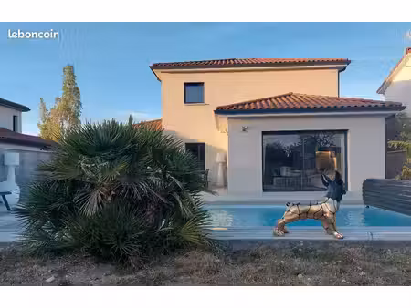 grande maison récente avec piscine