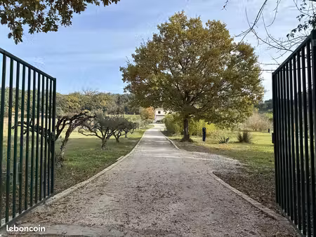 à vendre  superbe mas érigée sur une propriété d'exception