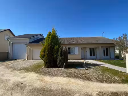 charmante maison de plain-pied avec jardin et garages