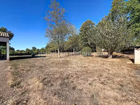 terrain constructible arboré 750 m²