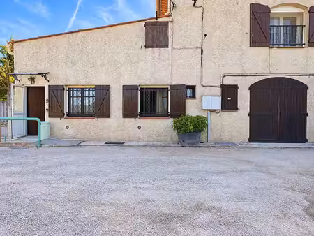 gémenos - t2 avec extérieur  72 m² de dépendances et 2 garages - viager occupé