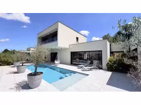 villa contemporaine de 190m2 sur 1000m2 de terrain et piscine proche du centre ville