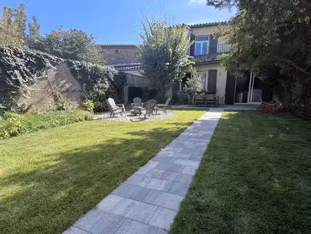 maison de village avec jardin intimiste et garage à soreze