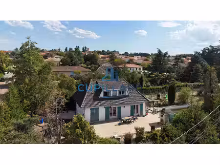 villa semi-enterrée avec joli terrain arboré