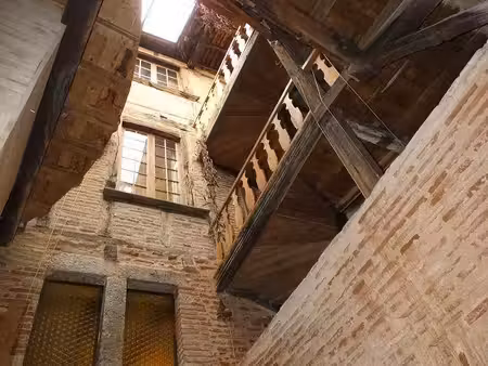 superbe maison restaurée du 13ème siècle dans le centre historique de cahors