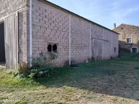 hangar à louer entier ou à emplacement