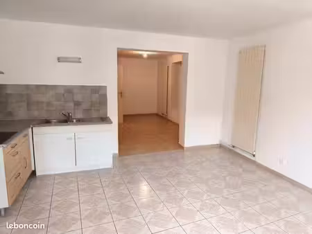 immeuble composé d'un appartement et d'un local commercial