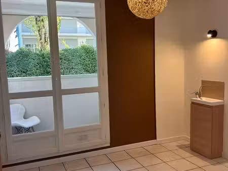 à louer - bureau et loggia de 10 5m2 à bordeaux caudéran