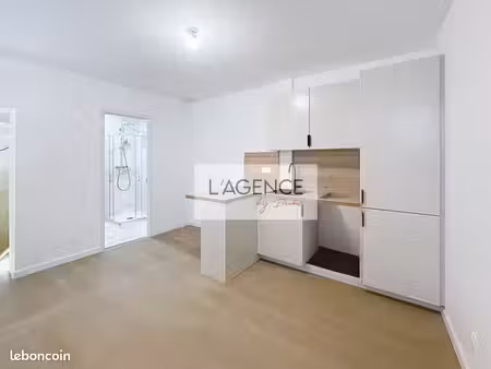 studio 1 pièce 28 m²
