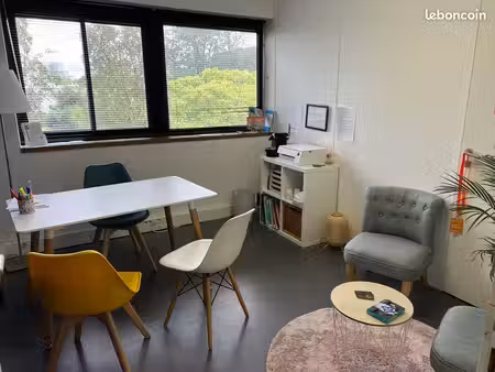 a louer  bureaux individuels  fermés sur plateau de 100 m²