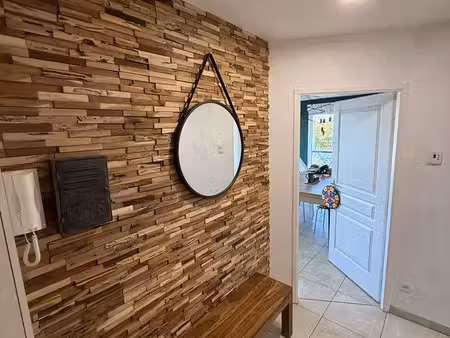 appartement meublé 80 m² au dernier étage  2 chambres  grand balcon couvert  parking et ga