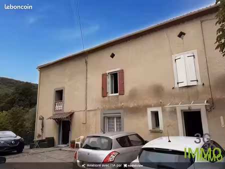 ancien corps de ferme avec 3 logements  dépendances et terrain de 2 128 m²