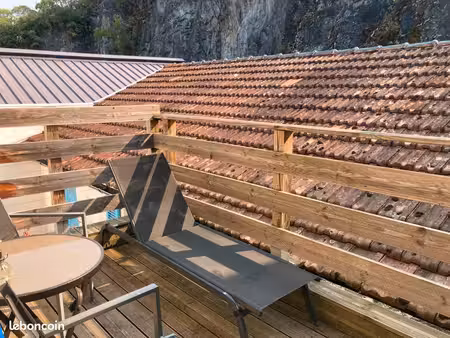 a loué studio meublé avec terrasse