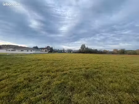 terrain 1 042 m² juillan