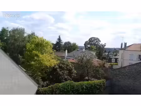 studio lumineux et bien agencé