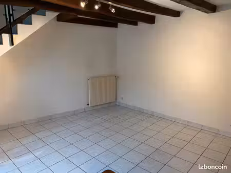 marnay - appartement en duplex sejour + chambre-