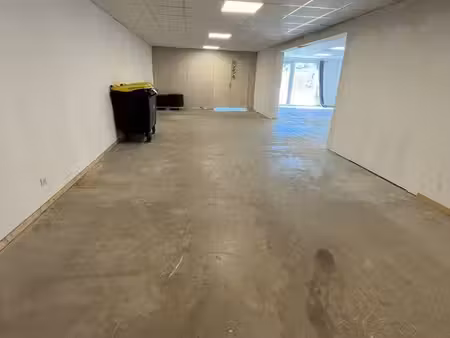 local commercial 86 m² – parking clientèle