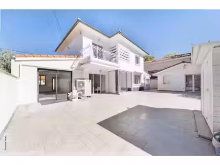 maison de luxe à vendre dans le quartier les acacias
