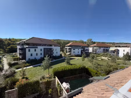 poisy centre t3 traversant avec terrasse et beau potentiel
