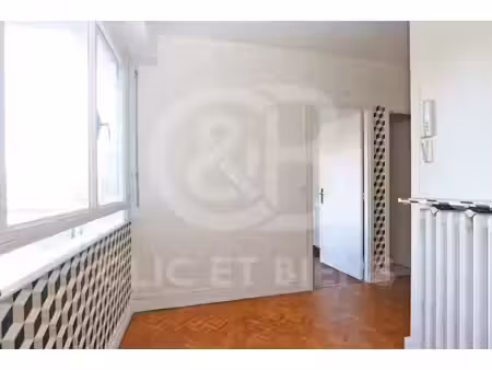 chaville : studio avec balcon et parking