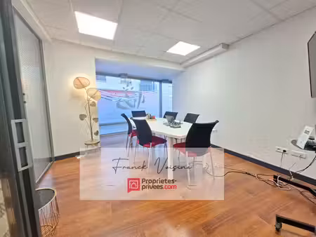 a vendre aux herbiers centre ville  immeuble composé de 2 espaces commerciaux et d'1 appar