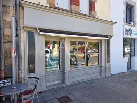 local commercial avec appartement indépendant.
